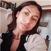 Profesora de español imparte clases para niños de todas las edades